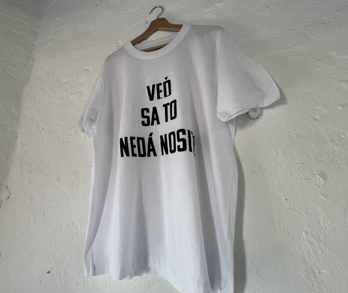 Predstavuje autorskú tvorbu odevnej dizajnérky Doroty Kostelnej - na pomedzí módy, umenia a osobnej výpovede. Ponúka pohľad na odev ako na výrazové médium, ktoré presahuje bežnú predstavu o nositeľnosti. Výstava Veď to sa nedá nosiť! Je inštalovaná v Mestskej veži do 27. apríla 2026. Dorota Kostelná dokončuje magisterský stupeň štúdia na Univerzite Tomáše Bati v Zlíne. [...]Čítať viac...