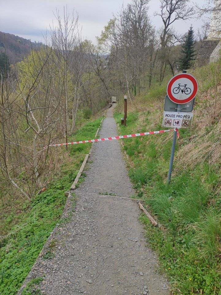 Upozornění pro návštěvníky zámku Z důvodu odstranění kalamitního stavu dřevěných podest bude stezka na zámek zcela uzavřena. Současně proběhne také její úprava a vyčištění.  Jedná se o stezku od parkoviště pod kostelem přes městskou zahradu u Základní umělecké školy. Termín uzavírky: 14. 4. – 16. 4. 2026 Prosíme všechny o respektování uzavírky a nevstupování na stezku v uvedeném období z důvodu bezpečnosti. Děkujeme za pochopení.