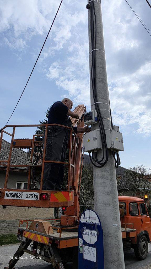 Dnes 14. 4. 2026 prebehli práce na zlepšení technickej infraštruktúry v našej obci. Pomocou montážnej plošiny bola na stĺp verejného osvetlenia pri autobusovej zastávke nainštalovaná nová rozvodná skriňa s ističmi a zásuvkami.