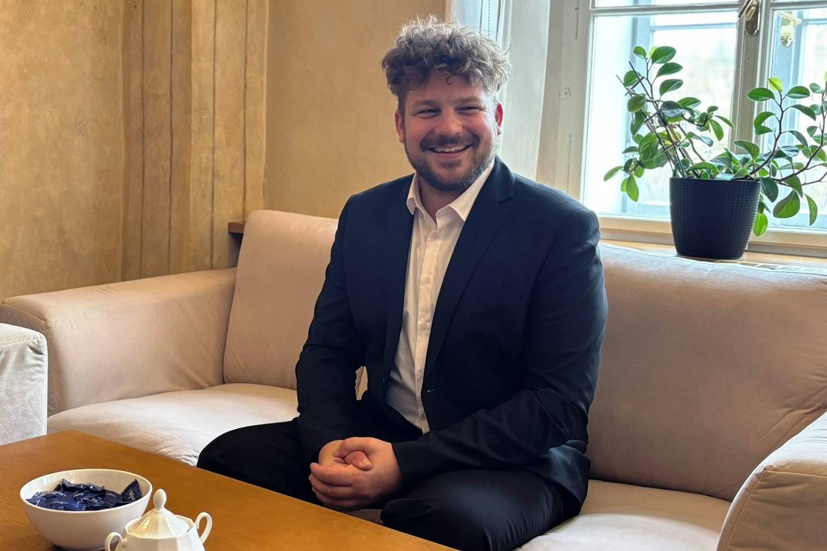 Laskavý, férový a vtipný průvodce světem učení. Tak popsali svého učitele Michala Štefana žáci ze Základní školy Boženy Němcové v Litoměřicích, když ho nominovali do ankety Zlatý Ámos. Jejich oblíbený pedagog nakonec v regionálním kole uspěl a stal se Ústeckým Ámosem.  Jako poděkování za jeho práci ho včera přijal starosta města Radek Löwy spolu s místostarostou Jiřím Adámkem. Setkání se zúčastnil také ředitel školy Václav Hanč. Michal Štefan působí na „Boženě“, kterou sám absolvoval, teprve čtvrtým rokem, přesto si ho žáci velmi rychle oblíbili. Po studiu na střední pedagogické škole pokračoval na Pedagogické fakultě v Hradci Králové, kde vystudoval učitelství pro první stupeň. „Původně jsem se chtěl stát hercem, ale maminka řekla, že mám dělat něco pořádného. Tak mám dnes ve třídě skoro třicet dětí jako stálé publikum,“ glosoval s úsměvem učitel, který je aktuálně třídním prvňáčků. Podle ředitele školy Václava Hanče patří mezi jeho silné stránky především kreativita a chuť se dál rozvíjet. „Michal je zároveň lektorem Tvořivé školy, přichází s novými nápady a dál se vzdělává,“ uvedl. Do celostátního semifinále ankety Zlatý Ámos postoupil Michal Štefan spolu s dalšími 18 pedagogy. Do březnového finále ankety Zlatý Ámos již nepostoupil. Anketu Zlatý Ámos vyhlašuje a organizuje nezávislé občanské sdružení Klub Domino – Dětská tisková agentura, z. s. Jejím cílem je upozorňovat na pedagogy, kteří podle hodnocení žáků přispívají ke kvalitním vztahům mezi učiteli a studenty. V letošním, již 33. ročníku, nominovali žáci z celé republiky celkem 78 pedagogů, což je o 15 více než v loňském roce. {gallery}02026/amos{/gallery}