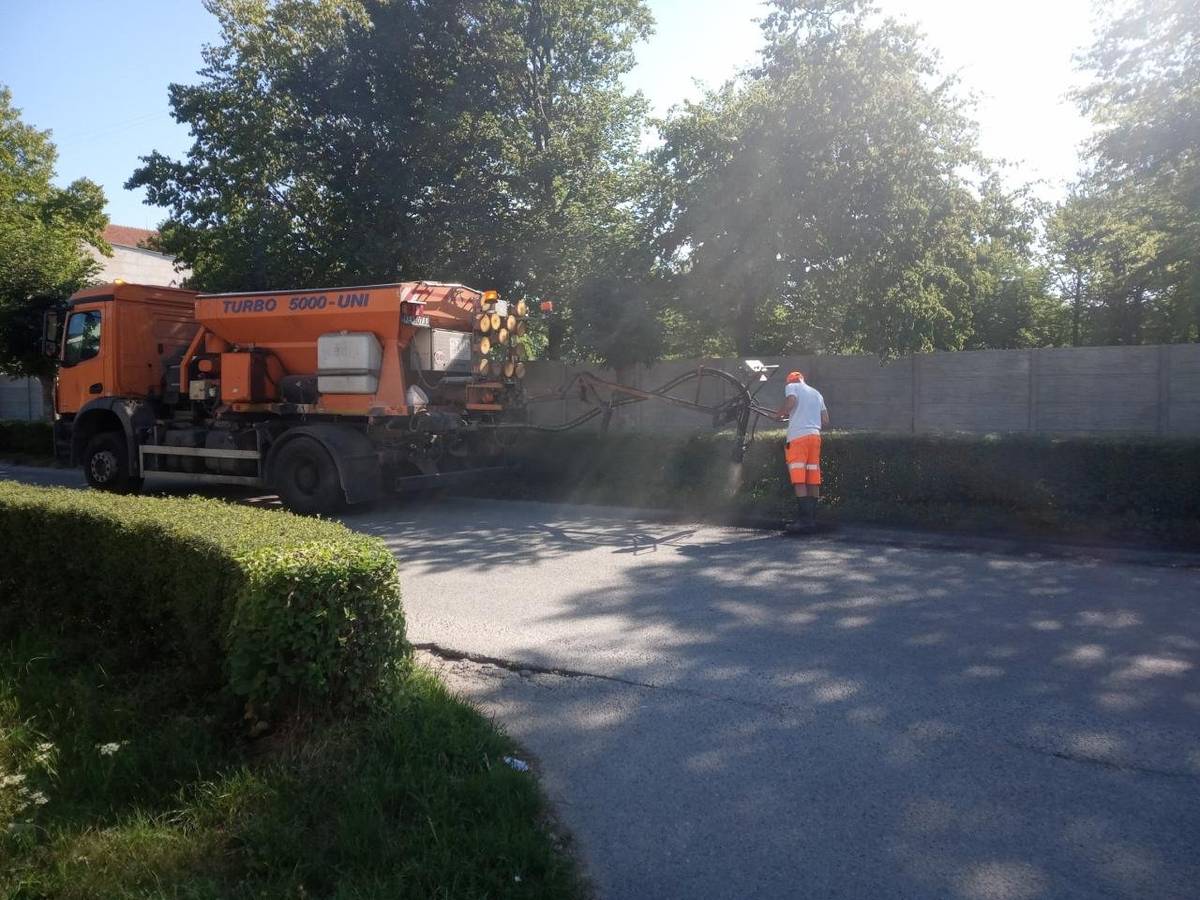 Oznamujeme občanom, že od 16. apríla 2026 budú v meste pokračovať práce na miestnych cestách výspravkami cestných výtlkov a nerovností tryskovou metódou, aplikovanou strojom TURBO 5000, ktoré vykonáva firma HOFEX s.r.o. Postupnosť je nasledovná: ulice ČSA, Školská, Nová, Námestie budovateľov V prípade nepriaznivého počasia sa termín posunie. Žiadame vodičov o trpezlivosť a zvýšenú pozornosť, nakoľko budú výspravky výtlkov prebiehať počas plynulej premávky. Ďakujeme za pochopenie.