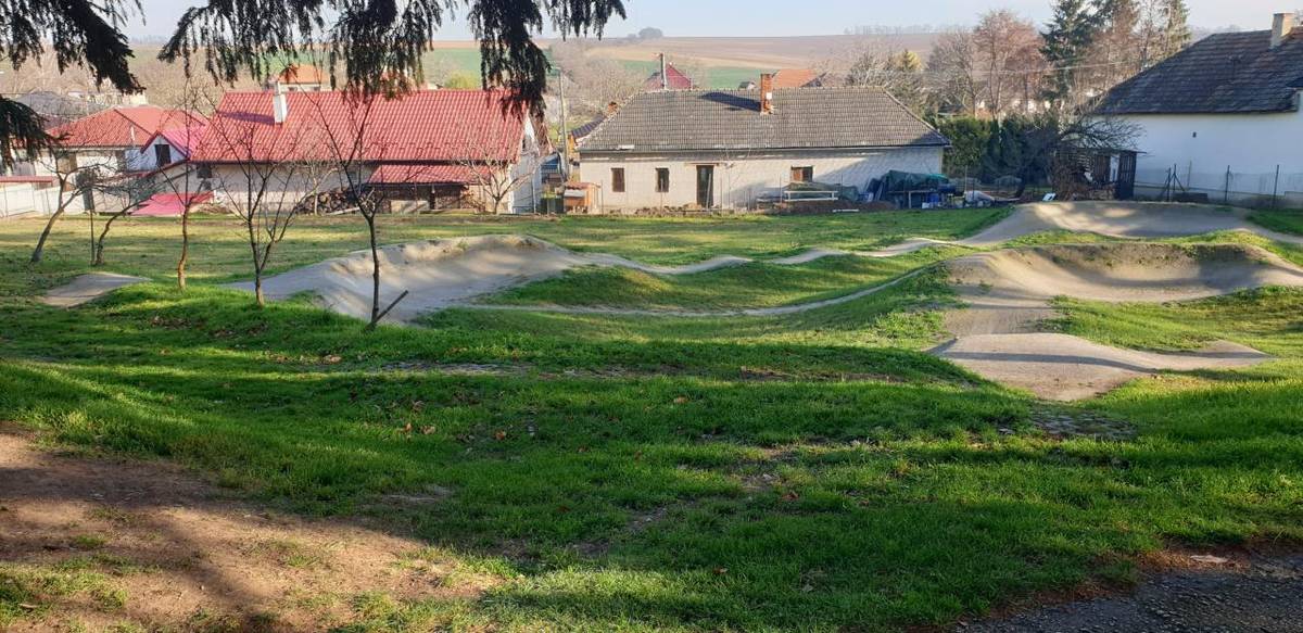 Nové stojany pri pumptracku
