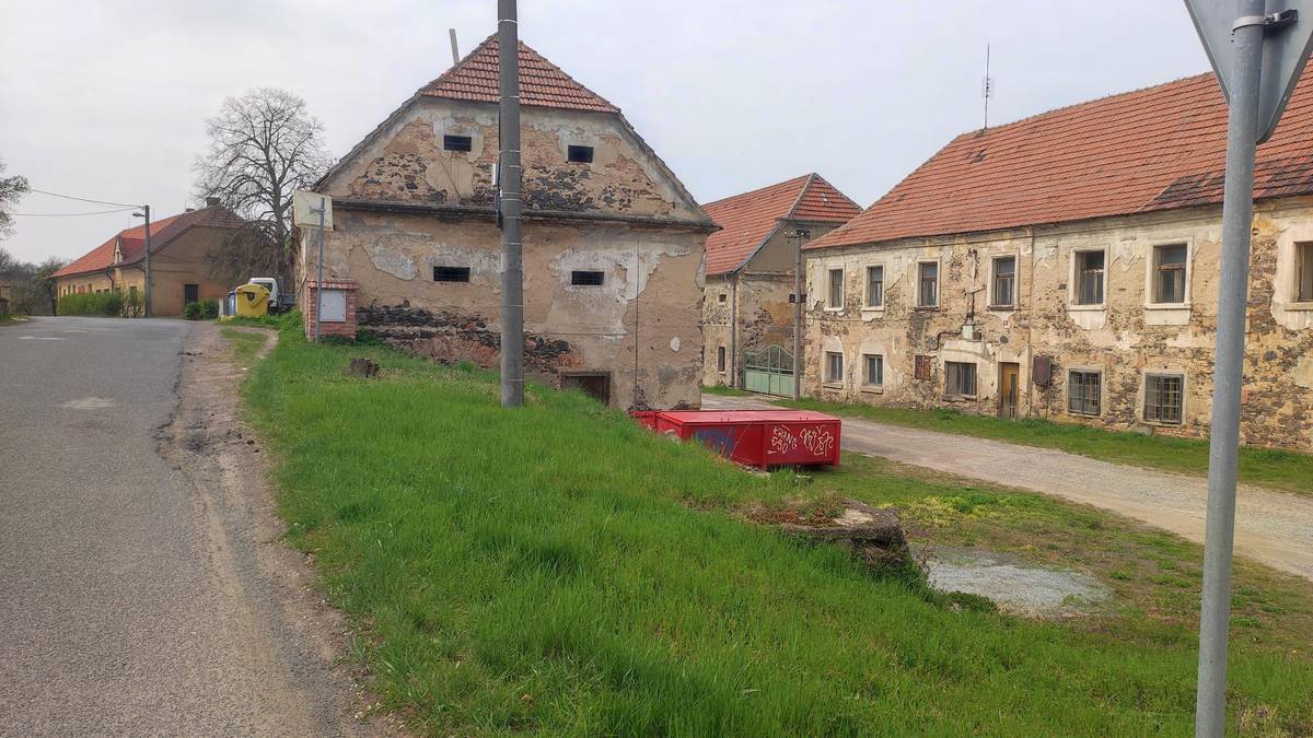 Vážení sousedé, nově je umístěn kontejner na bioodpad u sýpky na Trněném Újezdu. Prosíme respektujte, že do kontejneru nepatří:  všechny typy sáčků, sklo, kamení obalové materiály kosti, maso, kůže, tuky, oleje, mastnoty mléčné výrobky zbytky z kuchyní podestýlky od domácích zvířat zvířecí exkrementy peří, chlupy, vlasy uhynulá zvířata kontaminované piliny, hobliny, kůra nebezpečné odpady biologicky obtížně rozložitelné materiály