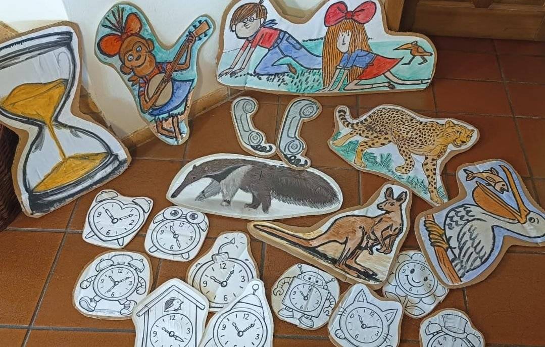 Připomínám, že Mach, Šebestová, Žofka, celá parta budíků, utržené sluchátko, mravenečník a další zvířata se na vás těší dnes v 18 hodin v knihovně. Nezapomeňte si baterky!  Těší se Jířa, Eliška a Pepa