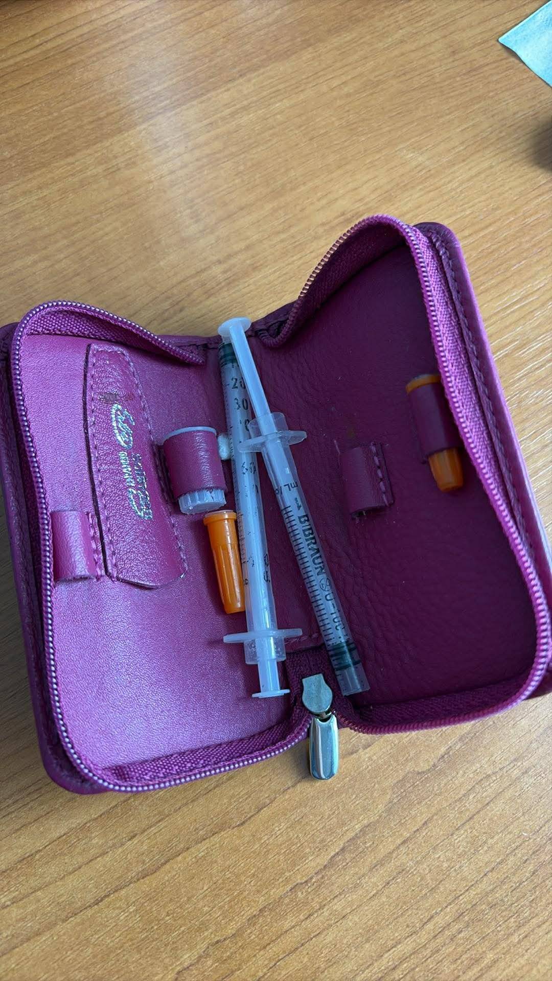 V lokalitě za novostavbami za MŠ byly nalezeny odhozené injekční stříkačky. Dbejte zvýšené opatrnosti, zejména u dětí. Na nálezy nesahejte a informujte OÚ. Děkujeme.