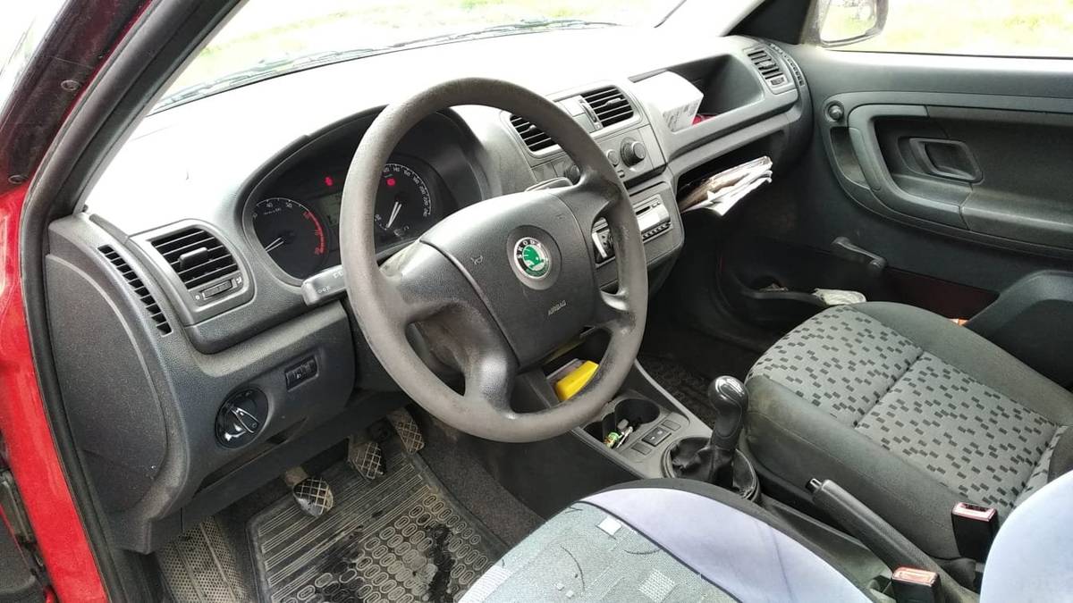 Městys Štoky nabízí k prodeji osobní automobil Škoda Roomster (rok výroby 2007, červená barva, benzín 1.4, výkon cca 63 kW, VIN: TMBTHB5J275053654). Technická kontrola byla provedena v 11/2024, platnost do 18. 10. 2026. Informace o technickém stavu poskytne pan Jiří Dáňa (tel. 602 101 603). Minimální prodejní cena je stanovena na 25 000 Kč. Prodej bude probíhat obálkovou metodou. Bližší informace k podmínkám prodeje naleznete na úřední desce nebo na webu městyse Štoky. ZDE