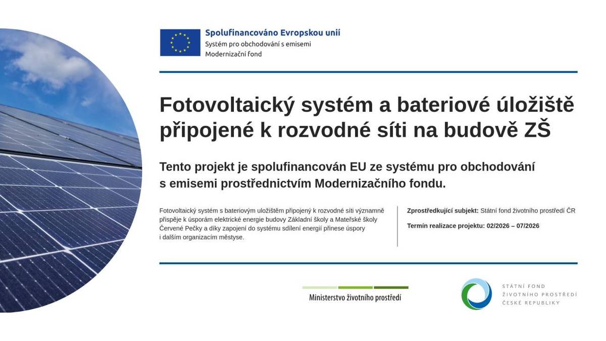 Fotovoltaický systém s bateriovým úložištěm připojený k rozvodné síti na střeše budovy Základní školy a Mateřské školy Červené Pečky.
