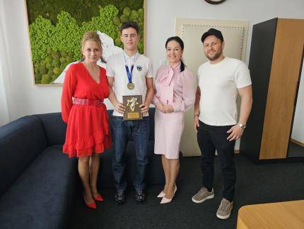 Na mestskom úrade sme privítali Timona Bajtalu spolu s jeho otcom, aby sme mu zablahoželali k jeho športovým úspechom. Timon je odchovancom hokejového...