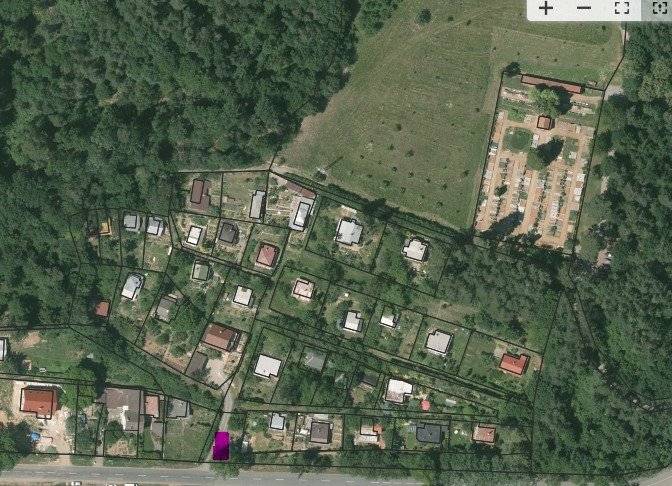 Vážení majitelé chat, dovolujeme si Vás tímto požádat o dodržování pravidel pro nakládání s odpady.  Směsný komunální odpad, prosím, neodkládejte do odpadkových košů umístěných u hřbitova. Tyto koše jsou určeny výhradně pro drobný odpad návštěvníků hřbitova a jejich kapacita není uzpůsobena pro pravidelné ukládání komunálního odpadu. Pro tyto účely jsou k dispozici dva kontejnery o objemu 1 100 litrů, které jsou umístěny u krejské silnice (viz. obrázek níže). Žádáme Vás, abyste pro likvidaci směsného komunálního odpadu využívali výhradně tyto kontejnery. Odkládáním směsného komunálního odpadu vede k přeplňování košů u hřbitova, zhoršení pořádku v okolí a zvýšeným nákladům na údržbu. Děkujeme Vám za pochopení a spolupráci. S pozdravem Ing. Simona Malá starostka obce