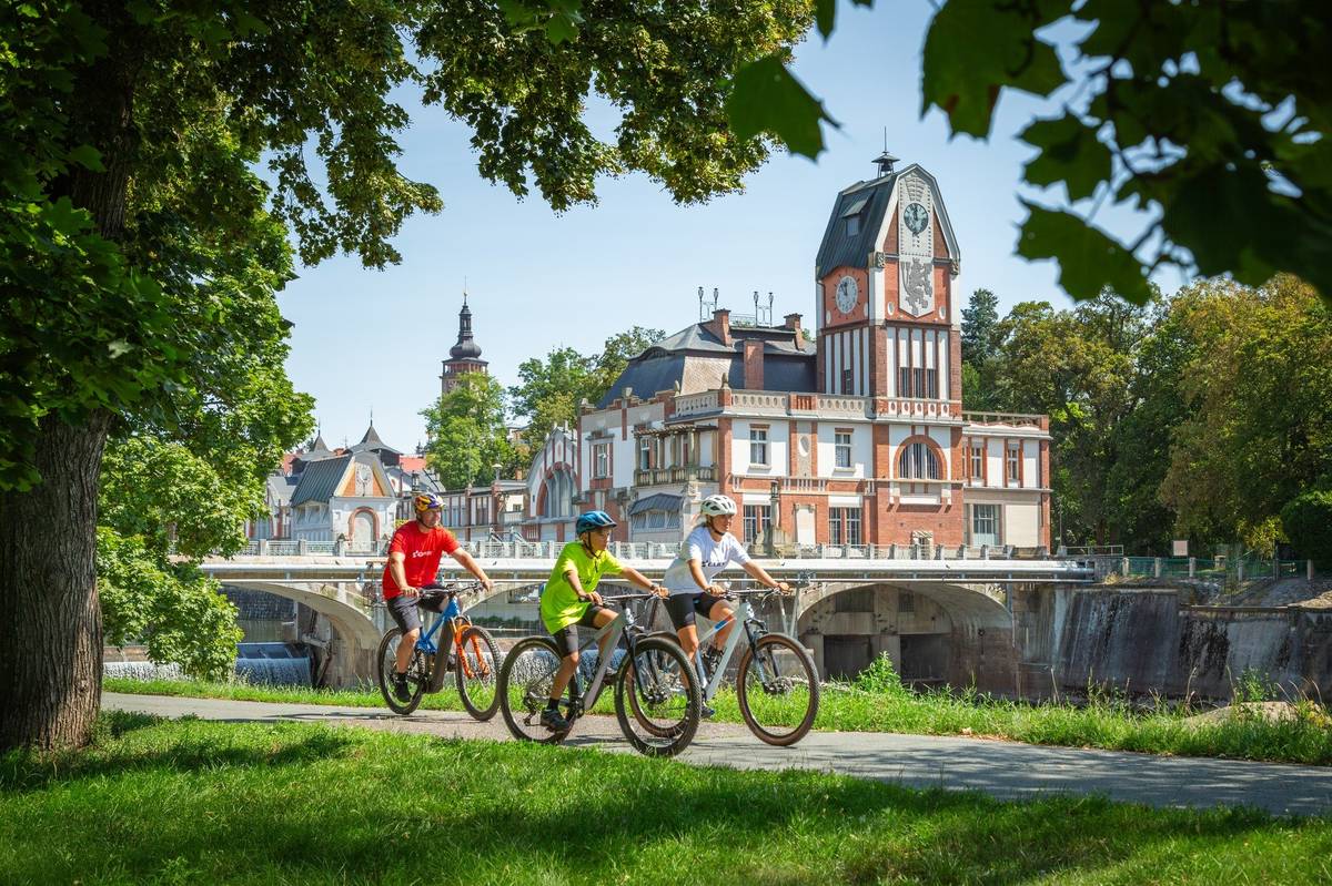 📍 Novou cykloturistickou sezonu na Hradecku symbolicky zahájí 26. dubna akce nazvaná CykloSTART. Přijďte si užít den plný sportu a zábavy na Labské cyklotrase mezi Hradcem Králové a Vysokou nad Labem. 📍 Trasa povede od Náplavky na Smetanově nábřeží přes Hučák k Bufíku U Lávky a do Vysoké nad Labem. Začít však můžete kdekoliv na trase, nejedná se o závod, ale o společné zážitky na kole, koloběžce nebo i pěšky. 📍 Na trase na účastníky čekají různé zážitky. Na hradecké náplavce třeba dětská železnice, plavby parníčků po Labi, na Hučáku komentované prohlídky vodní elektrárny a doprovodný program v rámci Dne Země. Bufík U Lávky kromě občerstvení nabídne i buřty zdarma pro prvních 150 návštěvníků, ve Vysoké budou připraveny dětské nafukovací atrakce, malování na obličej, BESIP a zdravotnická záchranná služba. 🎁 Navíc se můžete zapojit do slosování o hodnotné ceny. Stačí si vyzvednout hrací kartu na razítkovacích místech a sbírat razítka na jednotlivých stanovištích. 🔗 Podrobnosti o programu naleznete ZDE. ● Ilustrační foto: m-ARK