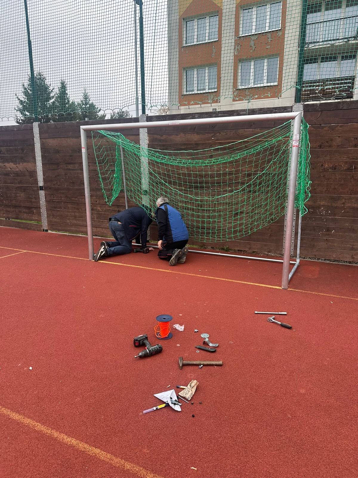 Další vimperské sportoviště připraveno na letní sezónu! Dnes byly na sportovním hřišti v Mírové ulici nainstalovány nové branky – robustnější než předchozí, které byly opakovaně poškozovány neurvalým či vandalským chováním. Chovejte se k nim, prosím, ohleduplně. Ať slouží dlouho!