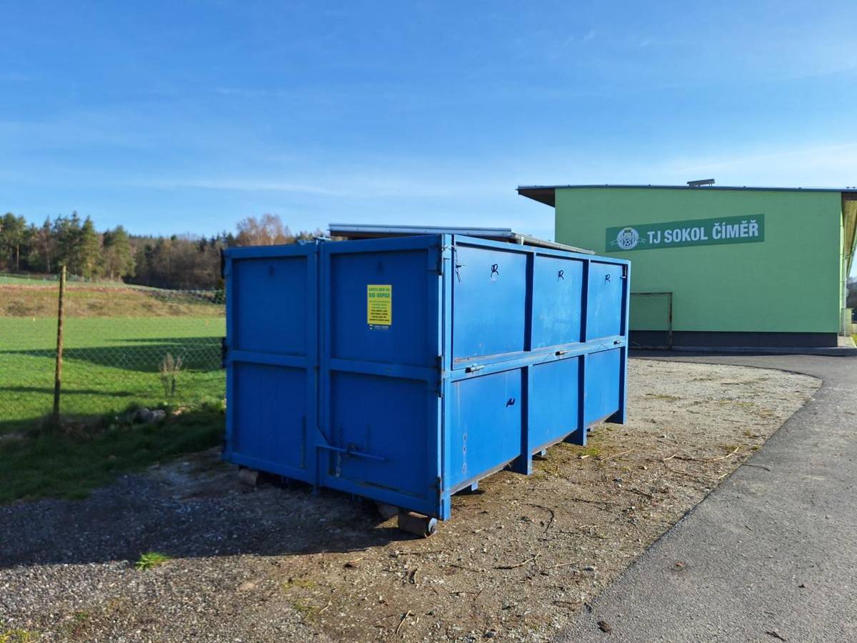 DO MODRÝCH KONTEJNERŮ ODKLÁDEJTE PROSÍM POUZE BIOODPAD, KTERÝ LZE IHNED KOMPOSTOVAT (tráva, listí, zbytky ze zahrad, atd..)  Větve a dřevní hmotu budeme svážet opět během podzimního ořezu stromů. Proto větve neodkládejte ani vedle kontejneru!  Děkujeme, že udržujete pořádek v okolí kontejneru.