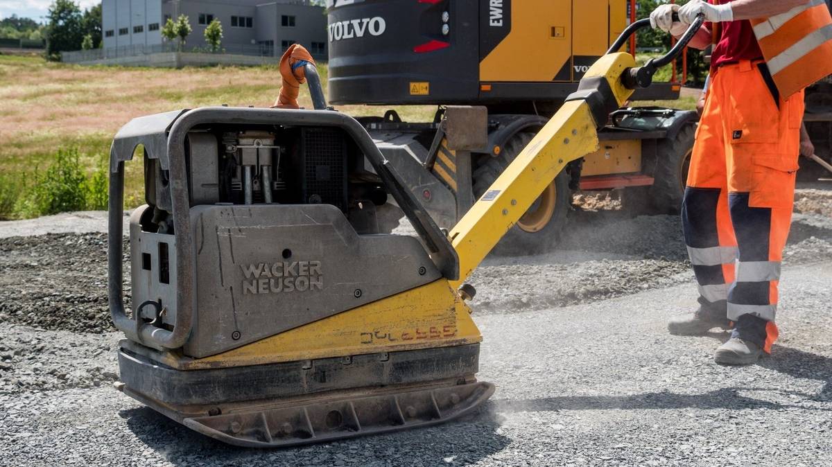 S příchodem jara zahajuje město rozsáhlé opravy místních komunikací, které byly během zimních měsíců poškozeny vlivem mrazu, sněhu a posypových materiálů. Cílem těchto prací je zvýšit bezpečnost a komfort dopravy pro všechny účastníky silničního provozu. Náklady budou činit cca 12 milionů korun.  Technické služby během jarních a letních měsíců provedou opravy výtluků, lokální výměny povrchů a další údržbové zásahy na hlavních i vedlejších komunikacích. Práce budou probíhat postupně ve všech městských částech, přičemž přednostně budou řešeny nejvíce poškozené úseky. „Zimní období je pro stav vozovek každoročně velmi náročné. Díky aktuálním opravám chceme zajistit bezpečnější a plynulejší provoz pro řidiče i chodce. Celkově bude opraveno asi 20 000 m2 místních komunikací, včetně jejich odvodnění,“ uvedl náměstek pro investice a chytré město Bohuslav Niemiec. Město zároveň žádá občany o trpělivost a ohleduplnost v místech probíhajících prací, kde může docházet k dočasným dopravním omezením. O konkrétních uzavírkách a harmonogramu oprav budou obyvatelé informováni prostřednictvím webových stránek města a dalších komunikačních kanálů. Odbor komunálních služeb v roce 2026 plánuje plošné opravy například na ulicích:  Okružní v úseku mezi ulicemi Opletalova a Petřvaldská Petřvaldská od ulice Školní U Skleníků, dosud neopravená část Budovatelů v úseku mezi ulicemi Kpt. Jasioka a Hornickou Na Nábřeží v úseku mezi ulicemi Třeneckého a Radniční Na Hliníkách  https://havirov-city.cz/aktuality/po-zime-zacinaji-havirove-plosne-opravy-cest