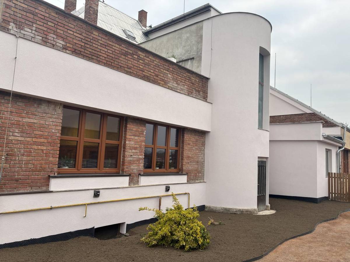 Na budově obecního úřadu byla dokončena oprava fasády.  Tato oprava byla spolufinancována z dotace Pardubického kraje.