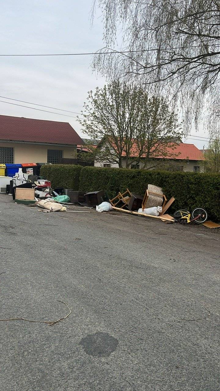 Vážení spoluobčané, včera dopoledne jsem měl velice nepříjemný hovor s AVECZ o přeloženém konterneru na velkoobjemný odpad u nás na návsi. Řidič nemohl ani přehodit síť, aby po cestě nic neztratil a tím neohrozil okolí. Při natahování kontejneru spousta věcí spadla, viz foto. Bylo domluveno řešení, že ve čtvrtek přistaví na náves další kontejner a v pátek jej odvezou. I toto přistavení kontejneru bude platit obec.  Tímto žádám nejaktivnější občany, kteří o víkednu pojali konterjner v duchu, že je jen pro ně, aby všechny věci ve čtvrtek do konterjneru naházeli a náves uklidili. Pokud budou v budoucnu potřebovat vystěhovat dům, bude lepší si kontejner objednat soukromě a ve stávajícím režimu - 1x za pololetí umožnit vyhodit pár věcí i ostatní obyvatele a chalupáře z Leškovic.  Děkuji za pochopení a doufám, že se to nebude opakovat. Kamil Michal starosta obce