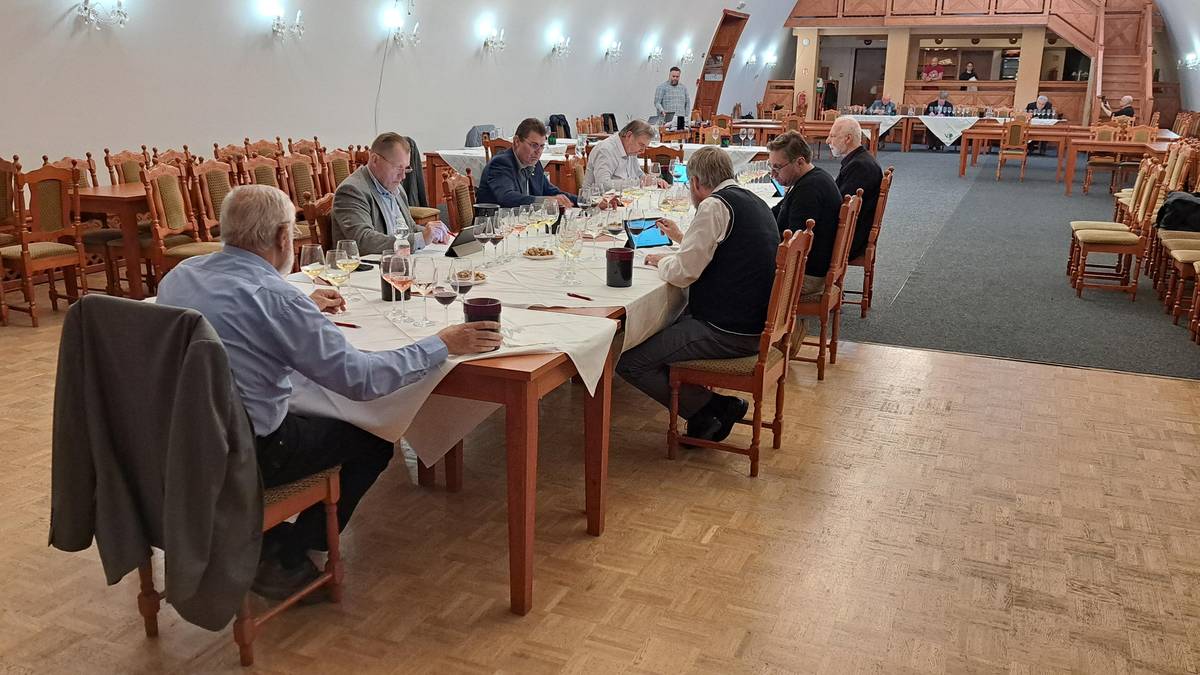 24. ročník prestižní akce Vinařské Litoměřice proběhne v pátek 17. dubna od 16 do 23 hodin a v sobotu 18. dubna od 10 do 19 hodin. V letošním roce se změnilo místo konání. Z Domu kultury se výstava přestěhovala do Hotelu Koliba.  V první den se od 18 hodin uskuteční mimo jiné předání cen nejúspěšnějším vinařům. Po oba dny nebude chybět kulturní program. V něm náladu milovníkům vína zlepší Cimbálová muzika Michala Horsáka, Jiří Knotte, DixiBand, country kapela Camna nebo populární bavič a zpěvák Vladimír Hron. Samozřejmostí budou ochutnávky vín či řízené degustace. Ochutnat bude možné vína z 21 států. Akci pořádá Ortopedické centrum s.r.o. ve spolupráci s městem Litoměřice a Cechem českých vinařů. Vstupné na jednotlivé dny je 100 korun.