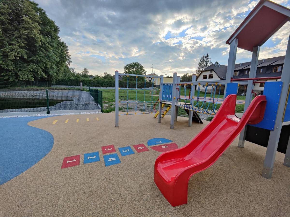 Součástí projektu bylo vybudování nového dětského a streetworkout hřiště v prostoru požární nádrže za obecním úřadem a rekonstrukce sportovního hřiště taktéž za obecním úřadem.