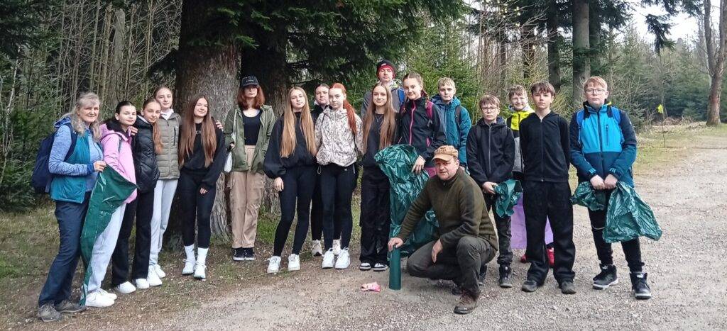 Správať sa zodpovedne k prostrediu, v ktorom žijeme, a udržiavať ho v poriadku a čistote, je predpokladom dobrého fungovania každej ľudskej spoločnosti. Snáď najlepšie to vedia lesníci, ktorých hlavným poslaním je starať sa o lesy tak,...