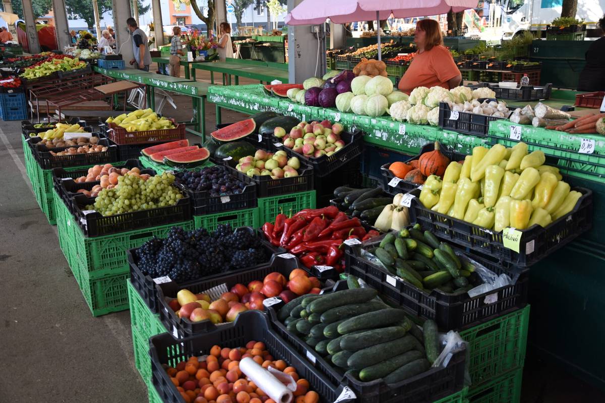 Trhovisko Družba na Ulici 28. októbra sa už postupne zapĺňa predajcami lokálnych produktov. V ponuke sú priesady, kvety, prvá jarná zelenina, ovocie, med, vajcia, domáce zaváraniny alebo aj medvedí cesnak. Každým týždňom to bude pestrejšie.  Hlavné predajné dni sa nezmenili. Aj v tejto sezóne nájdete na predajných miestach trhoviska najviac ponuky v utorky, piatky a [...]Čítať viac...