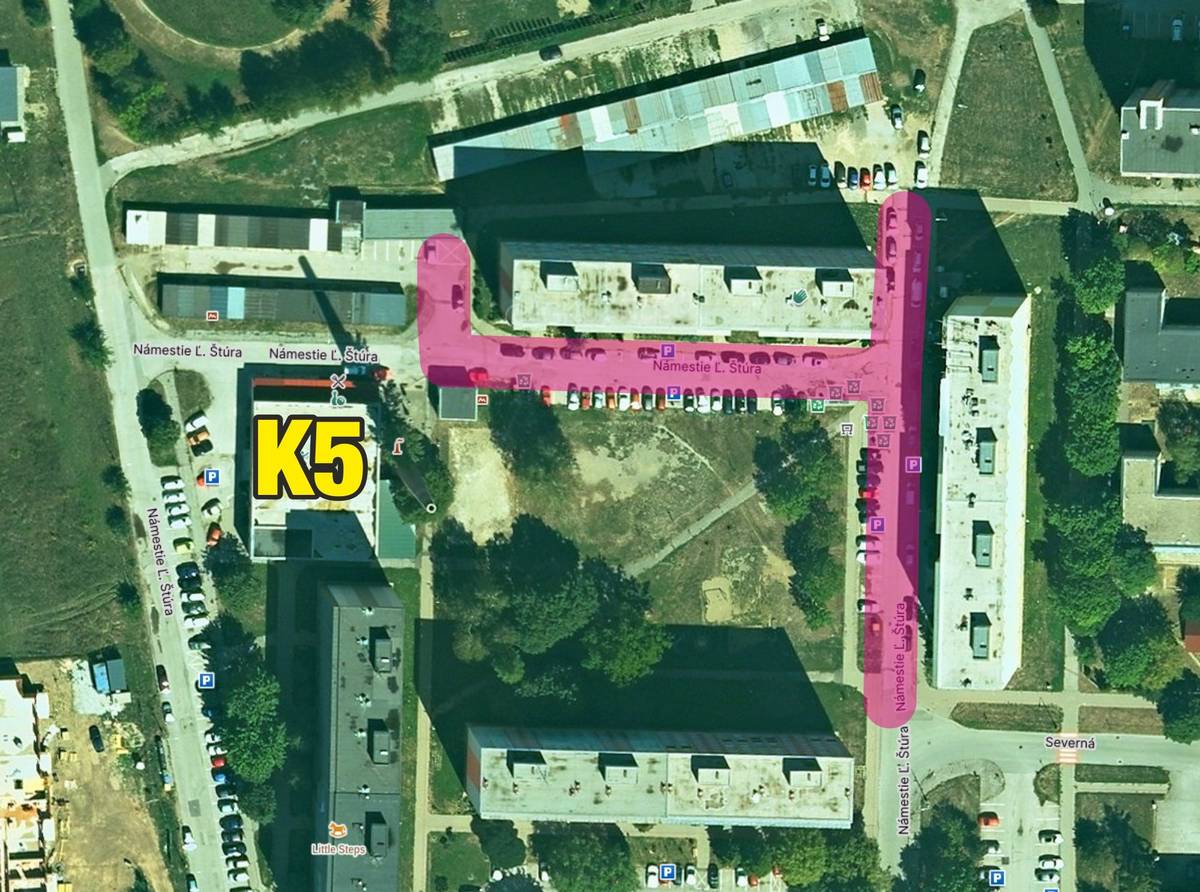 Oznamujeme obyvateľom, že dňa 16. apríla 2026 (štvrtok) od 08:00 hod. bude Sociálny podnik mesta Moldava nad Bodvou s.r.o. vykonávať čistenie miestnej komunikácie, parkoviska a chodníkov v lokalite: pred budovou rybárskeho zväzu a pred bytovými domami na ulici Námestie Ľ. Štúra č. 9 až 16 (vyznačené na mape). Z tohto dôvodu žiadame všetkých majiteľov motorových vozidiel, aby si v uvedenom čase odparkovali svoje automobily na iné parkoviská v meste. Ďakujeme Vám za pochopenie a spoluprácu.