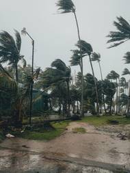 Supertajfun Sinlaku napáchál škody v západním pacifiku