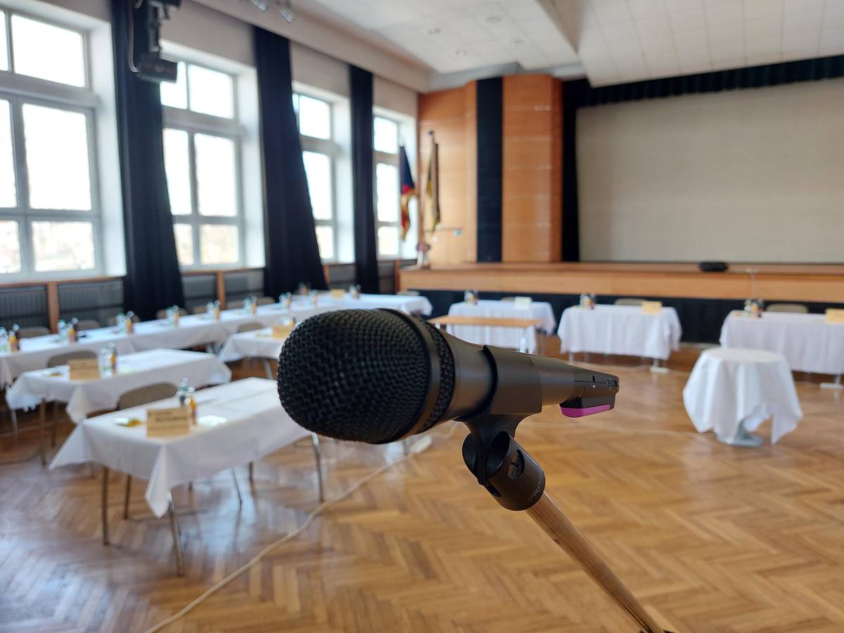 Ke dni 13. dubna rezignovala na všechny své funkce hlučínská zastupitelka Aneta Pospíšilová. Rozložení sil v zastupitelstvu se nemění. Nahradil jí Jan Šimánek, bývalý majitel společnosti zaměřené na zpracování kávy. „Rozhodnutí paní Pospíšilové respektuji a děkuji jí za odvedenou práci pro město. V následujících dnech nás čeká úprava koaliční dohody, výběr předsedy osadního výboru OKD a také nového člena komise pro životní prostředí,“ uvedla starostka města Petra Tesková.