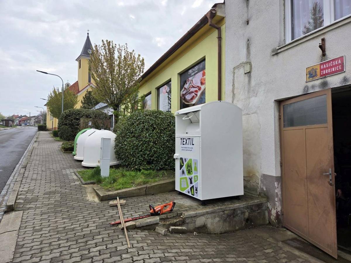 U obchodu před bývalou hasičskou zbrojnicí je opět umístěn nový kontejner na textil, oděvy, obuv. Nepatří sem znečištěný, mokrý textil. Cílem tříděného sběru je, aby byl textil dále použitelný. Děkujeme