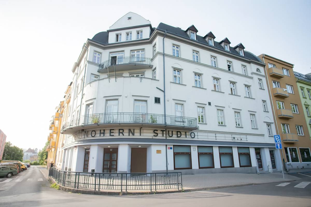 Činoherní studio zveřejnilo program Letní štace 2026 a rozhodně se máte na co těšit. Plánovaných je třináct večerů od 2. do 20. 6. 2026 a dvě herní místa.  V letním kině si užijte inscenace Peer Gynt, Milenci z kiosku, Jídelní vůz, Vojcek_jednorozměrný člověk a Sluha dvou pánů. Koupaliště Brná bude hostit hry Pábitelé, Škola žen, Bratrstvo kočičí pracky a Oidipus Utopia. Vstupenky můžete již nyní kupovat na www.vstupenkyusti.cz Kompletní informace k Letní štaci naleznete zde.