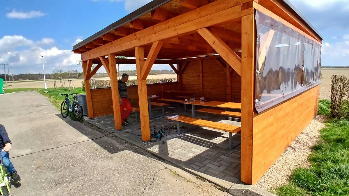 Pergola u kulturního domu dostala nové stoly. Tímto zveme navštěvníky k zahájení provozu. Točí se 10° Radegast a je krásné teplo. Přijdte pobejt.