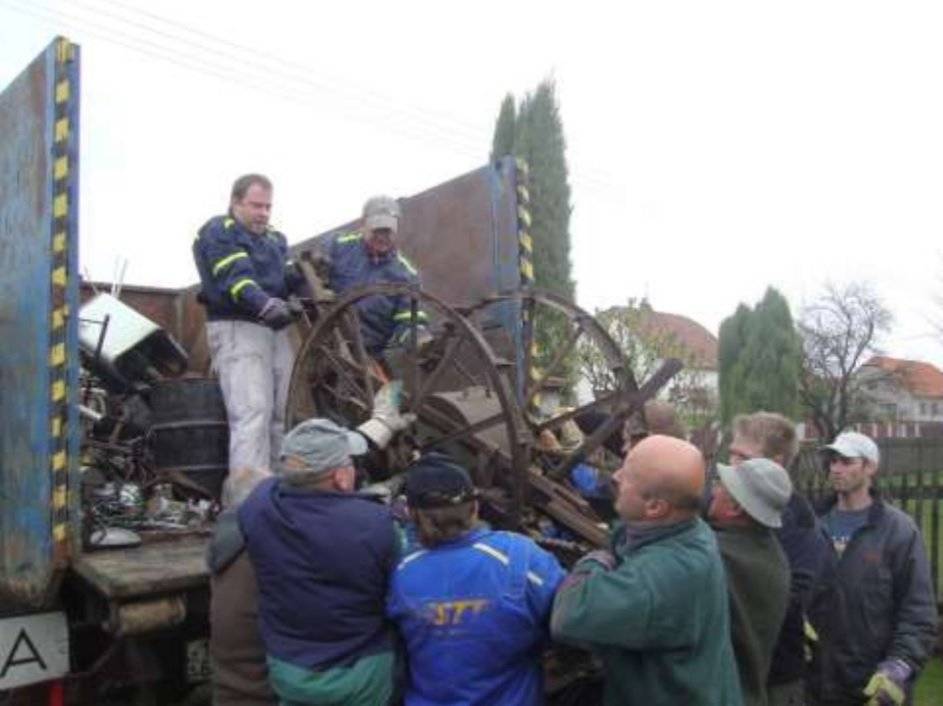 Vážení spoluobčané,  v sobotu 18.dubna 2026 od 9.00h pořádá Sbor dobrovolných hasičů obce Spojil sběr železného šrotu. Železný šrot můžete nechat před 9 hodinou ráno u komunikace před vjezdem do Vašeho domu. Odtud bude odvezen do kontejneru, přistaveného u kontejnerového místa v ulici V Loukách.  Do kontejneru můžete železný šrot uložit i sami, a to až do neděle 19.4. nebo naplnění jeho kapacity. Ke komunikaci ani do kontejneru nedávejte prosím žádné elektrospotřebiče! Ty můžete zdarma odevzdat v elektroprodejnách, v rámci zpětného odběru.  Za sbor dobrovolných hasičů obce Spojil  starosta SDH obce  Jiří Novák