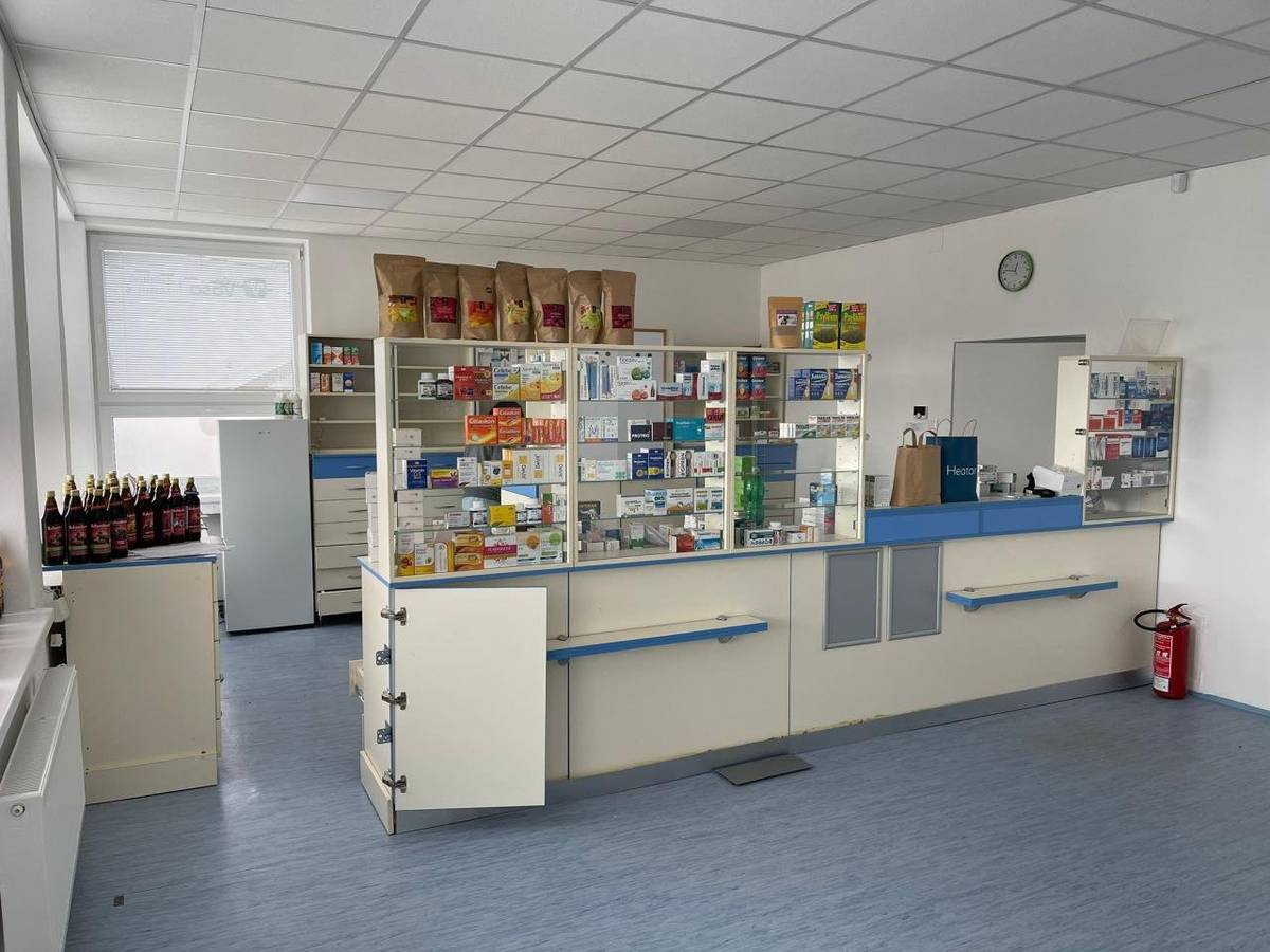 Od 20. apríla 2026 sa naša obec opäť rozžiari svetlom lekárnickej vývesky.  Po dlhšej prestávke, ktorá mnohým z nás sťažila prístup k potrebnej zdravotnej starostlivosti, sa do našej obce vracia lekáreň, ktorá bude slúžiť potrebám všetkých obyvateľov. Táto radostná správa je výsledkom úsilia a vytrvalosti mnohých ľudí, ktorým záleží na zdraví a pohodlí obyvateľov našej obce. Lekáreň, bude opäť sídliť v budove Zdravotného strediska Makov č. 211. oproti ambulancií všeobecného lekára. Prinesie so sebou nielen možnosť pohodlného nákupu liekov a zdravotníckych pomôcok, ale aj rozsiahly sortiment doplnkového tovaru a odborné poradenstvo. Otvorenie lekárne sa uskutoční 20. apríla 2026 o 7.00 hod Tešíme sa na vás v novej lekárni!