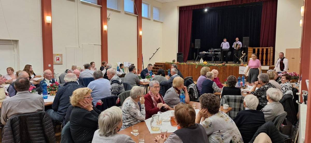 Posedenie pre seniorov 2024