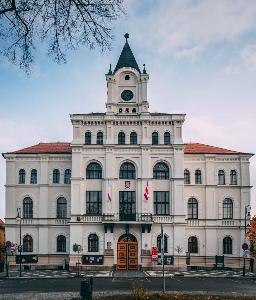 V souvislosti s rekonstrukcí Gregorovy ulice a snížení počtu parkovacích míst na náměstí, byla zřízena možnost parkování na škvárovém hřišti v ulici 9. května.