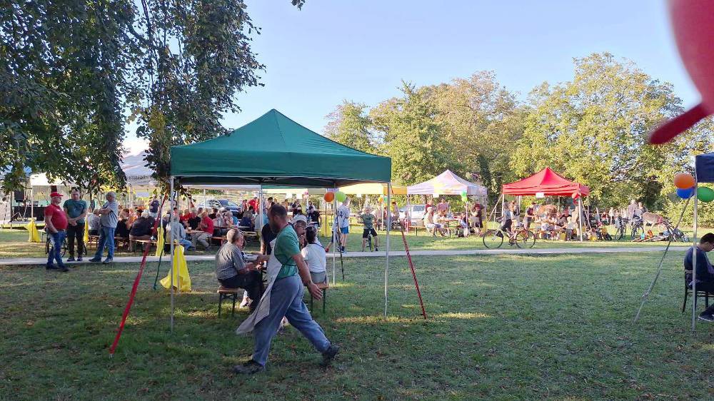 V sobotu, 21.09.2024, sa v obecnom parku konal druhý ročník „Dňa obce“, kde sa prišli zabaviť ľudia z Macova, ale aj širokého okolia.  Naše súťažné tímy pre nich pripravili kotlíkové špeciality a mali možnosť občerstviť sa aj dobrotami v predajných stánkoch.