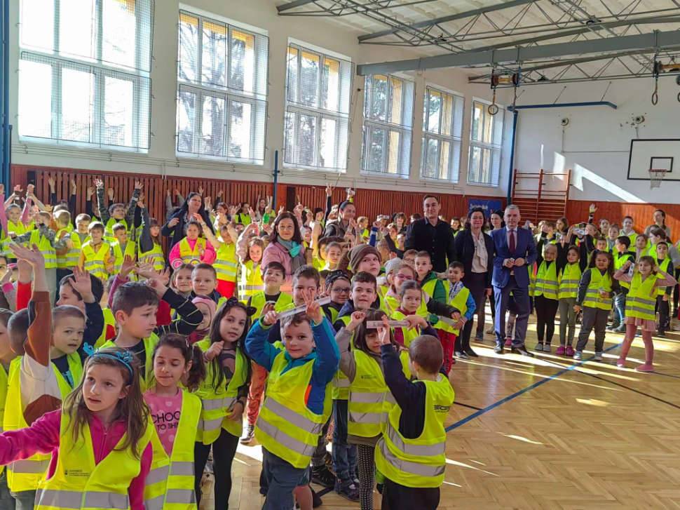 Dnes sme potešili detičky prvého stupňa v ZŠ Lehnice a MŠ Veľká Paka odovzdaním reflexných vestičiek a prvkov ako vďaku za dlhoročnú spoluprácu s obcou Macov.