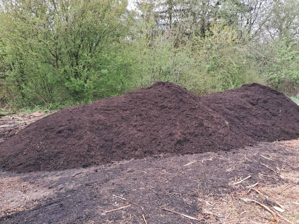 Vážení občania,   oznamujeme Vám, že na miestnom ZBERNOM DVORE máte opäť možnosť bezplatného odberu kompostu. Odber je možný na zbernom dvore počas otváracích hodín:   PONDELOK: 14:00 – 16:00  SOBOTA: 8:00 – 12:00