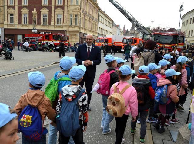 Na náměstí T. G. Masaryka v Prostějově dnes, v pátek 17. dubna 2026, probíhá oblíbená akce Den se složkami integrovaného záchranného systému. Program odstartoval v 9 hodin a po celý den nabízí pestrou podívanou i interaktivní zážitky pro děti i dospělé.                               Číst dál...