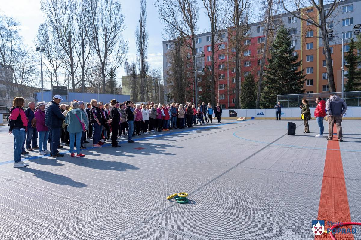 Mesto Poprad zorganizovalo aj tento rok Športovú olympiádu pre seniorov. Dňa 17.4.2026 sa uskutočnilo druhé kolo olympiády s disciplínou hod na cieľ na ihrisku pri CVČ na sídlisku Juh.   Išlo o tieto aktivity: hádzanie krúžkov na drevený kríž, cornhole, vhadzovanie lopty do koša, kop lopty do brány cez prekážku, hod krúžkom na cieľ, hod diskom a kop do brány.  Druhého kola olympiády sa zúčastnilo 97 seniorov.   Mesto Poprad ďakuje Slovenskému Červenému krížu, územnému spolku v Poprade za zabezpečenie občerstvenia pre seniorov počas olympiády.