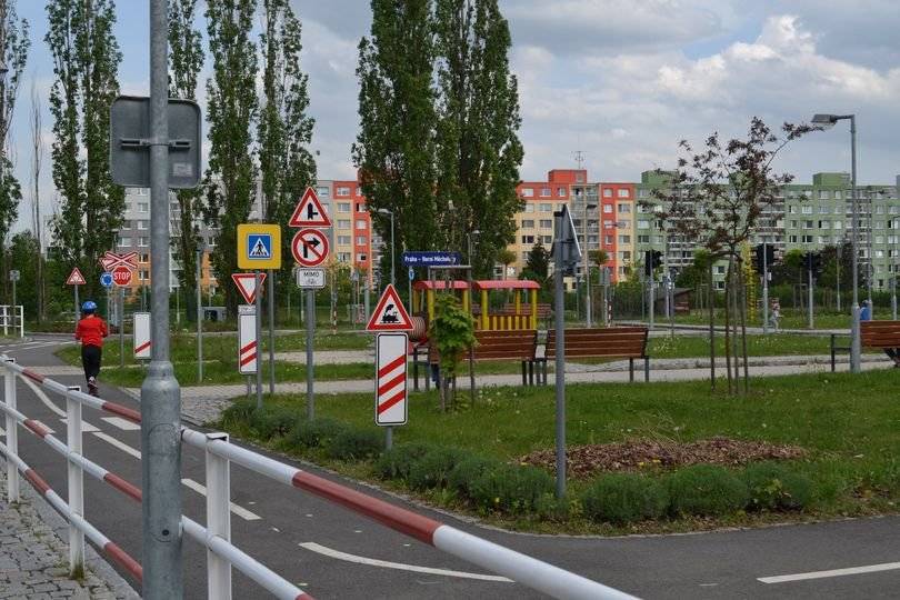 Od 14. 4. 2026 je opět otevřeno dopravní hřiště při ZŠ Veronské náměstí. Přijďte si s dětmi procvičit pravidla silničního provozu nebo si jen užít jízdu na kole v bezpečném prostředí.     Provozní doba pro veřejnost: Úterý 14:00–18:00 Středa 14:00–18:00 Čtvrtek 14:00–18:00 Sobota 9:00–12:00 a 14:00–18:00     V době školních prázdnin a státních svátků je hřiště uzavřeno.