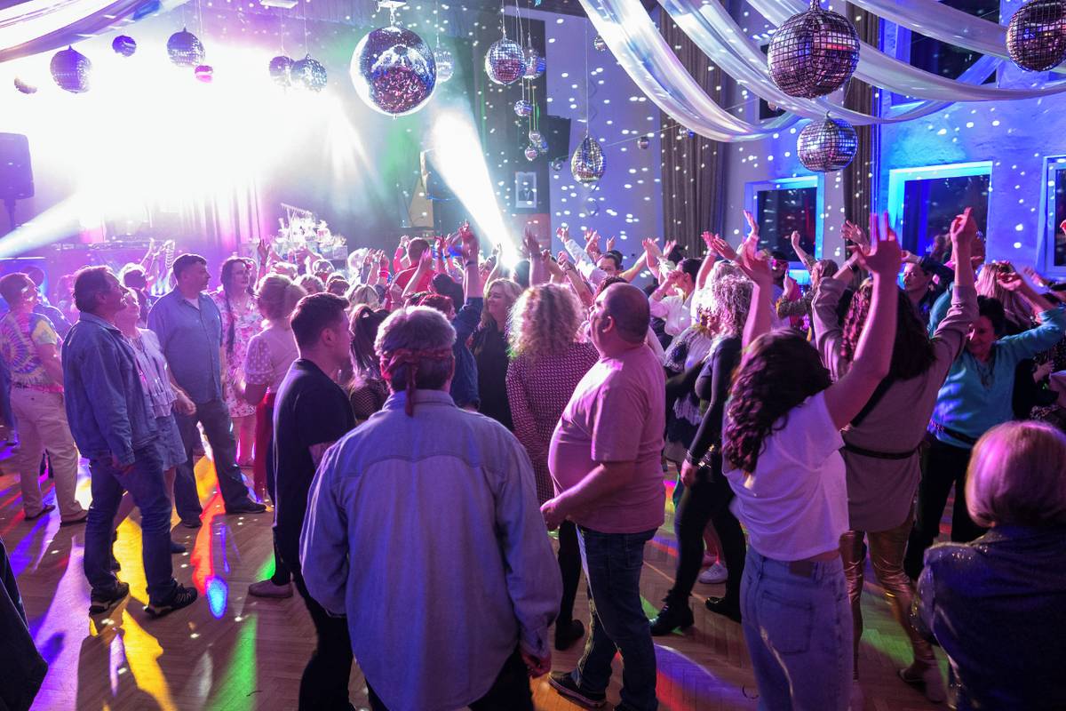 Kdo v pátek 10. dubna 2026 chyběl v Kulturním domě obce Baška, přišel o událost jara. Bašťanský spolek zde uspořádal další ročník legendární akce RETRO zábava 2026. Vyprodaný sál, nesmrtelné hity, nedostatkové zboží v tombole a nefalšovaná atmosféra minulých dekád potvrdily, že retro zkrátka pořád táhne.