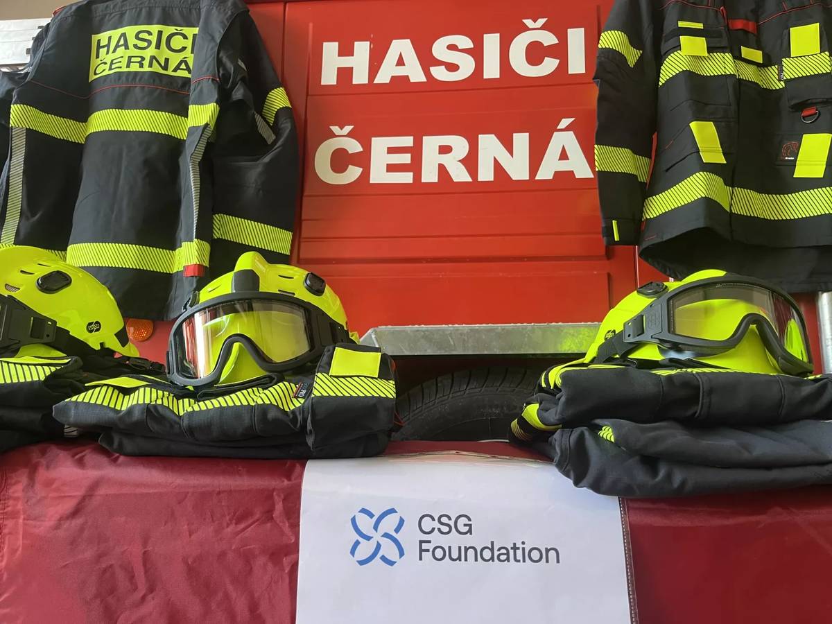 Jednotce sboru dobrovolných hasičů Obce Černá byla z programu podpory hasičských jednotek a sborů CSG NADAČNÍHO FONDU a příspěvku Obce Černá pořízena nová výstroj v podobě nových zásahových obleků a přileb určených pro technický zásah. Pořízení nových věcí má zásadní vliv na udržení a rozvoj akceschopnosti jednotky požární ochrany. Má zásadní vliv na bezpečnost obyvatel obce Černá, jejích místních částí i přilehlého okolí, a to v souladu s platnými poplachovými plány. Obnova výstroje přispěje nejen ke zvýšení bezpečnosti a ochrany zasahujících členů jednotky, ale také k efektivitě a profesionalitě jejich činnosti při řešení mimořádných událostí.Podpora jednotky tímto způsobem bude mít přímý pozitivní dopad na její schopnost plnit úkoly v rámci integrovaného záchranného systému a přispěje k dalšímu zvýšení jejího bezpečnostního standardu.