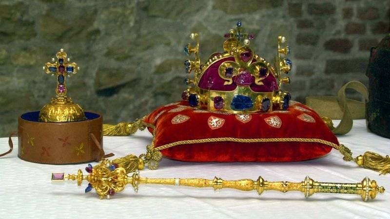 Senior klub pořádá ve středu 22. 4. 2026 výlet v rámci, kterého budete mít možnost si prohlédnout korunovační klednoty na frýdeckém zámku. Odjezd autobusem linky č. 980 v 12.48 Myslík, centrum. Prohlídka na zámku ve 14.00. Prohlídku si platí každý sám. V případě zájmu a více informací kontaktujte pana Urbánka  tel. č. 739 077 436.