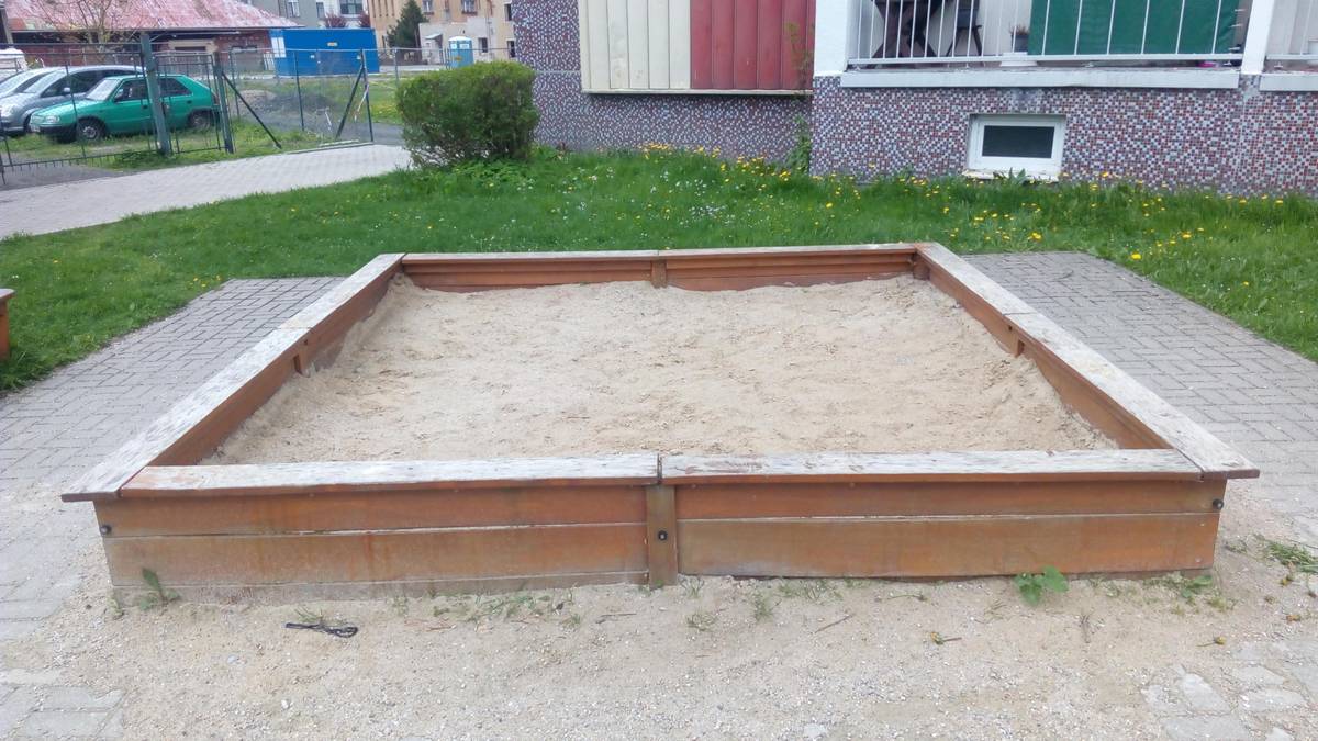 Běhen dnešního a zítřejšího dne dojde k výměně písku na dětských pískovištích v majetku města Železný Brod. Prosíme návštěvníky, aby při opouštění pískoviště zakrývali písek plachtou, ať je co nevíce zabráněno jeho opětnému znečištění. Děkujeme.