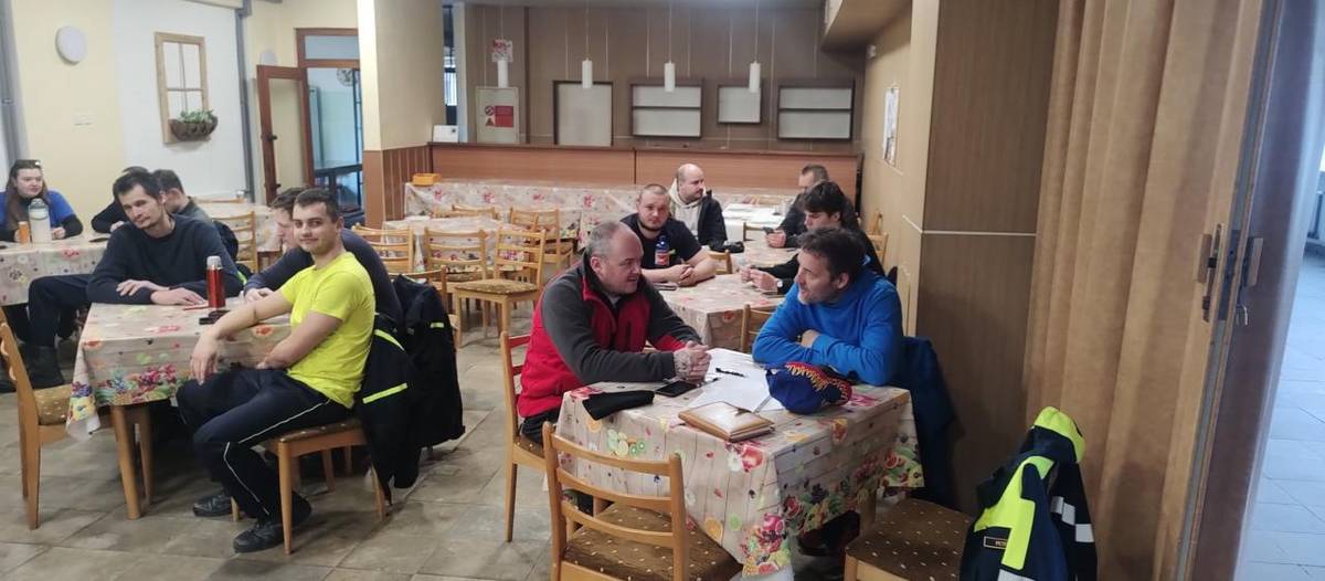 Na školení sme sa oboznámili z mnohými povinnosťami členov DHZ a tiež aj s prácou s rôznym hasičským náradím .