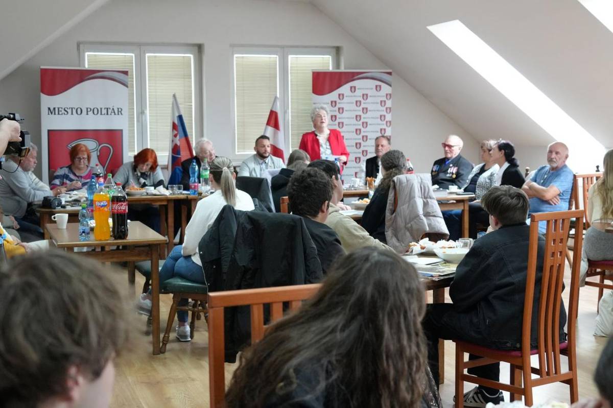 V priestoroch Mestského úradu Poltár sa 14. apríla 2026 uskutočnilo okresné kolo vedomostnej súťaže Medzníky 2. svetovej vojny, ktoré bolo organizované Slovenským zväzom protifašistických bojovníkov v spolupráci s mestom Poltár a ďalšími partnermi z oblasti školstva.