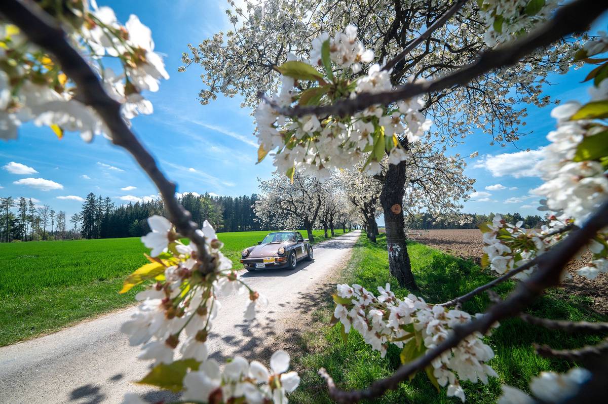 Už tuto sobotu 18. dubna se můžete těšit na jedinečnou podívanou – do města dorazí více než 110 historických vozidel v rámci 7. ročníku Spring Classic. 📍 Kdy a kde? Krátce před 15:30 dorazí kolona od Kratušína na Velké náměstí, kde budou vozy vystaveny minimálně 20 minut. Ideální příležitost prohlédnout si legendární značky zblízka! 🚘 Na co se těšit? Jaguar, Porsche, Ferrari, Mercedes-Benz, Rolls-Royce, Škoda a mnoho dalších. Průměrný rok výroby? 1975! 📸 Přijďte nasát atmosféru historie motorismu a užít si nevšední sobotní odpoledne. Více informací 👉 www.springclassic.cz