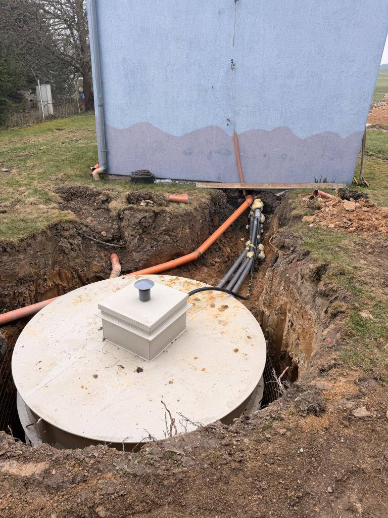 Obec Kočov započala důležité práce na modernizaci místní vodárny, které přinesou vyšší bezpečnost a stabilitu zásobování pitnou vodou pro všechny obyvatele. V rámci této akce byla nově instalována podzemní zásobní nádrž o objemu 10 m³.