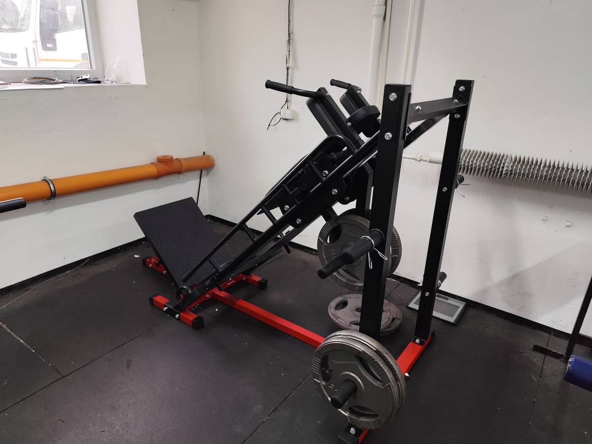 Posilňovňu Champion.gym Bošáca sme doplnili o moderný stroj na všestranné formovanie postavy: Zariadenie na denné cvičenie nôh v posilňovni dokáže realizovať hack squat / leg press / calf raise / reverse squat, vďaka čomu môžu pás, boky a nohy ukázať atraktívnu postavu.  ✔️ 7 polôh nastavenia – ideálny pre každého, začiatočníka aj pokročilého ✔️ Nastaviteľná opierka chrbta (3 úrovne) + bezpečnostné dorazy – komfort a ochrana kĺbov ✔️ Viac cvikov v jednom – leg press, hack squat, výpony na lýtka aj reverse squat ✔️ Efektívne formovanie nôh, bokov aj pásu ➡️ Jednoducho: viac možností, väčší výkon a bezpečnejší tréning Príď si ho vyskúšať a posuň svoj tréning na vyšší level 🔝