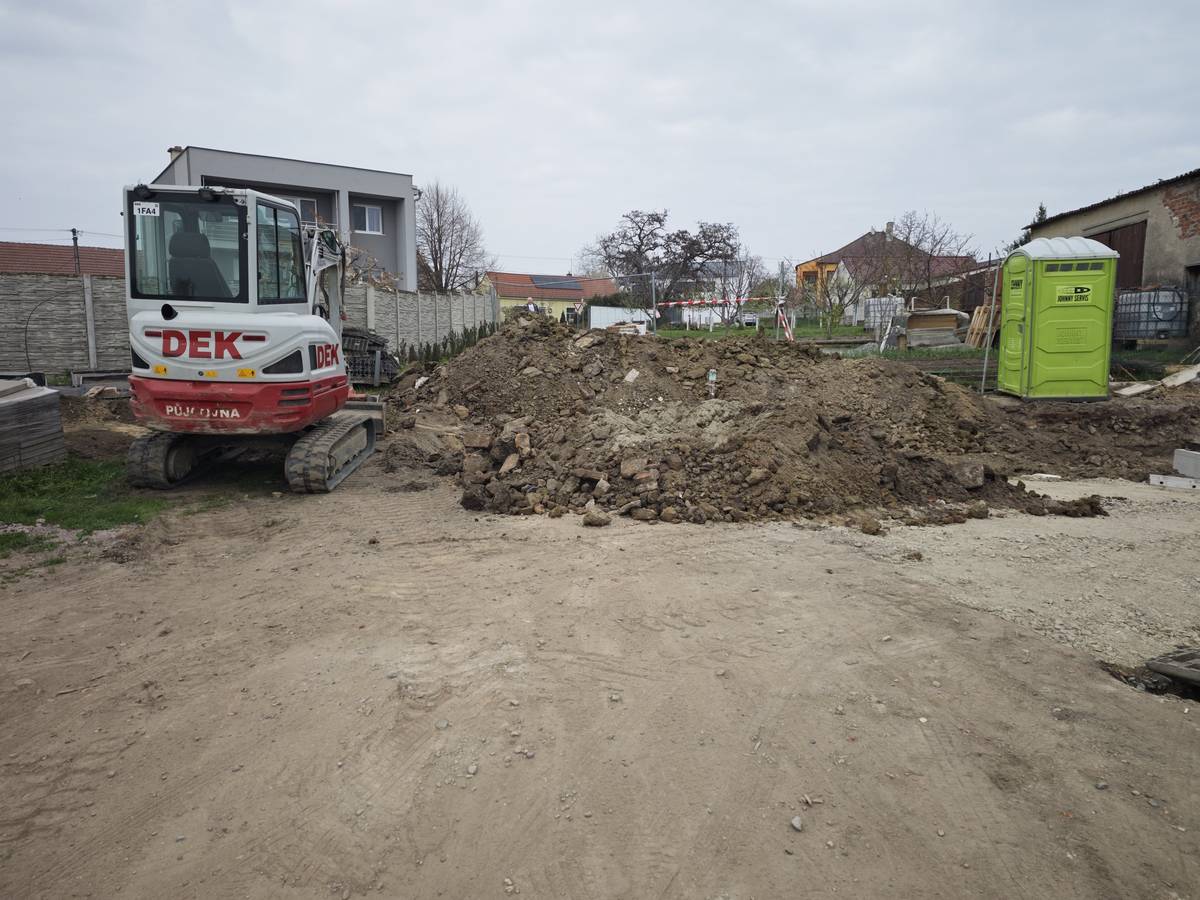 Upozornění pro občany Z důvodu realizace přípojky vody pro dětskou skupinu bude uzavřena komunikace „Za humny“. 🚧 Uzavírka potrvá do čtvrtka odpoledne. Děkujeme za pochopení a trpělivost.