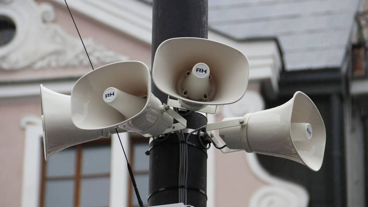 INFORMACE PRO OBČANY – VÝMĚNA ROZHLASU Obec Vršovice zahajuje výměnu obecního rozhlasu včetně nového informačního systému Rozana. Co se bude dít? • instalace nových zařízení na sloupy po celé obci • postupné práce v jednotlivých částech obce Kdy? • realizace probíhá nyní do konce týdne Prosíme o toleranci Během prací může dojít k: • krátkodobému hluku • omezení v okolí sloupů • pohybu pracovníků a techniky Děláme to proto, aby byl rozhlas kvalitnější, srozumitelnější a modernější.  Děkujeme všem občanům za trpělivost a pochopení.